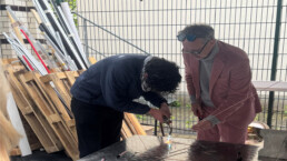 Besucher schweißen mit Tom Dixon beim Live-Metalwork-Event 2025